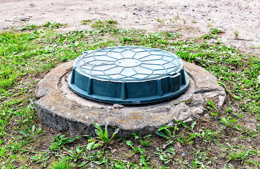 Septic tank with a cover on
